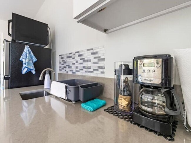 Building Photo - Fully Furnished Studio in Hawaiian Paradise Park