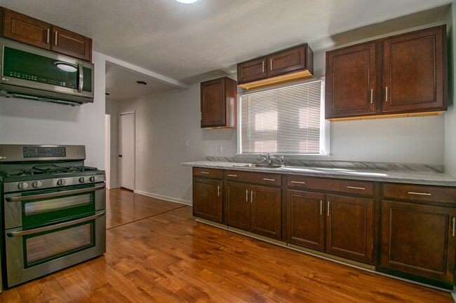 Building Photo - 3541 Blackstone Ave