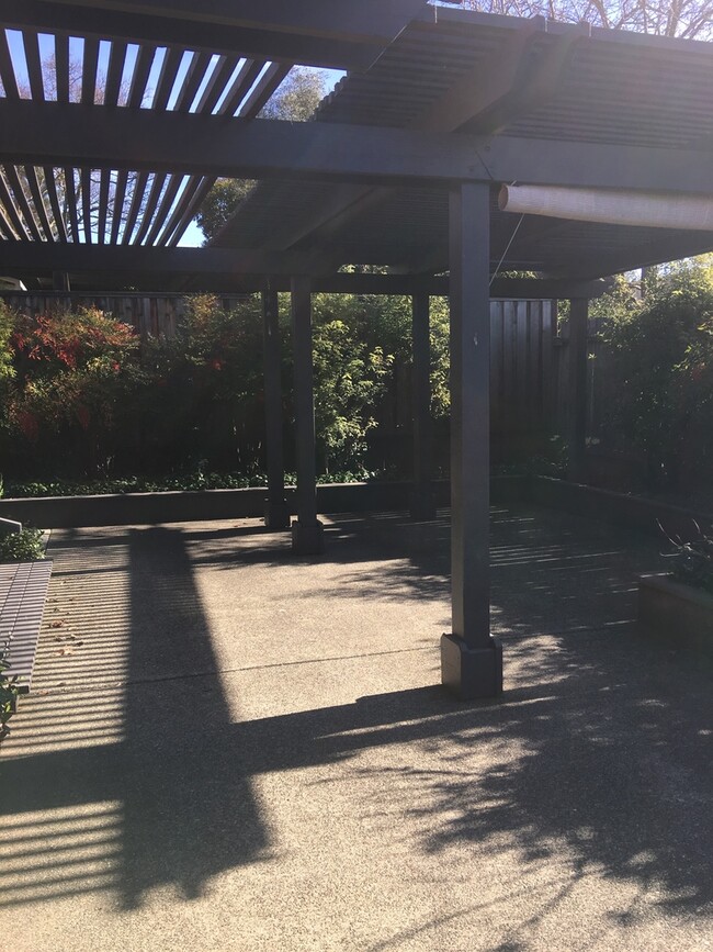 Building Photo - Beautiful 3 Bedroom 2 Bath in Great Neighb...