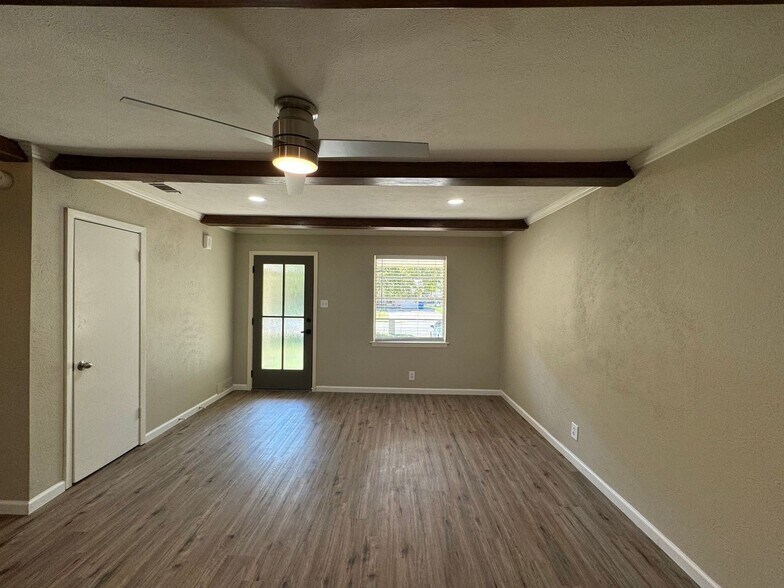 Building Photo - 2624 Woodlawn Dr