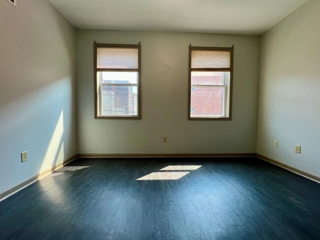 Building Photo - Stunning 6-Bedroom Townhome Steps Away from Temple! Available NOW! RENT SPECIAL - One Month FREE ...