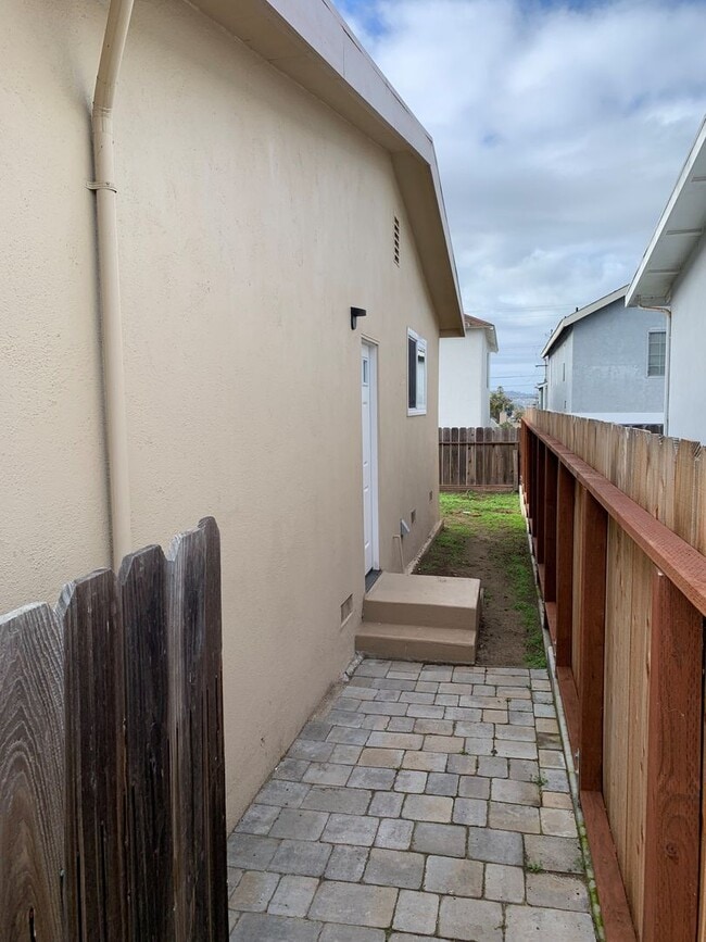 Building Photo - Great 3 Bedroom 1 and 1/2 Bath House in Se...