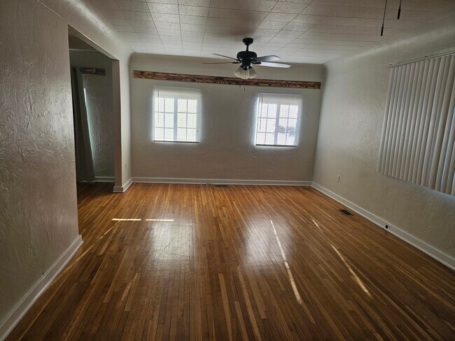 Building Photo - 503 Main St