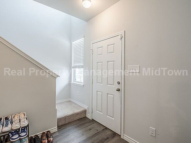 Building Photo - 5632 Shore Point Trl