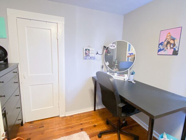 Building Photo - 722 Sunset Dr