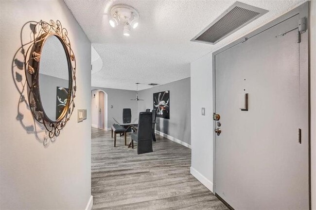 Building Photo - 100 Golden Isles Dr