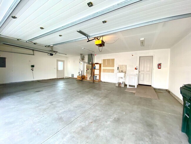 Building Photo - 3 Bed 2 Bath Single Level Home with 3 Car ...