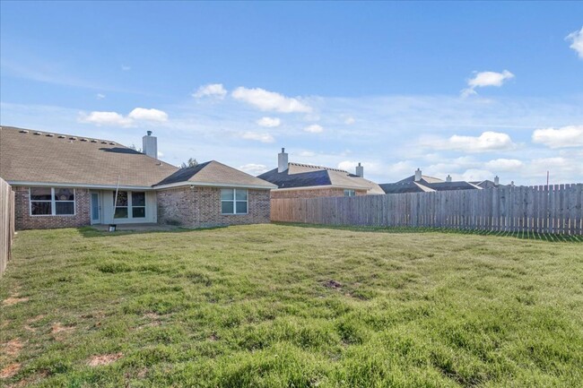 Building Photo - 3BR / 2BA Duplex in Hewitt, Texas | Midway...