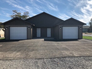 Building Photo - Large 2 Bedroom, 2 Bath Duplex