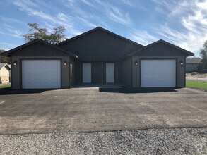 Building Photo - Large 2 Bedroom, 2 Bath Duplex