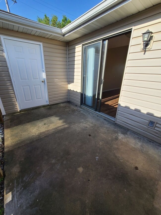 Building Photo - Large One Bedroom