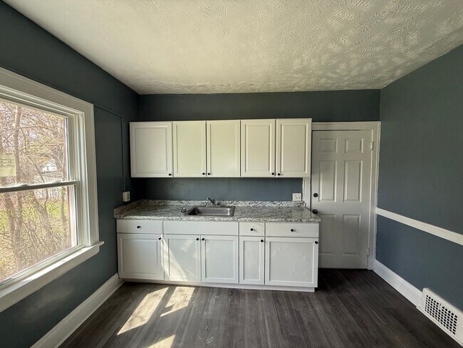 Building Photo - 700 E 160th St