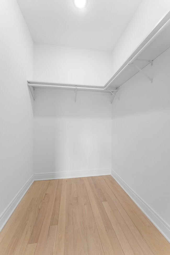 Building Photo - 7428 N Rogers Ave