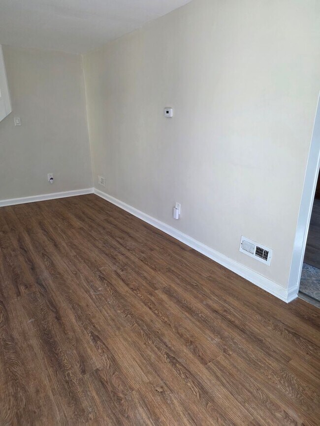 Building Photo - 4 Bedroom 3 Bathroom House in Syracuse