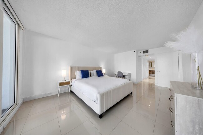 Building Photo - 1717 N Bayshore Dr