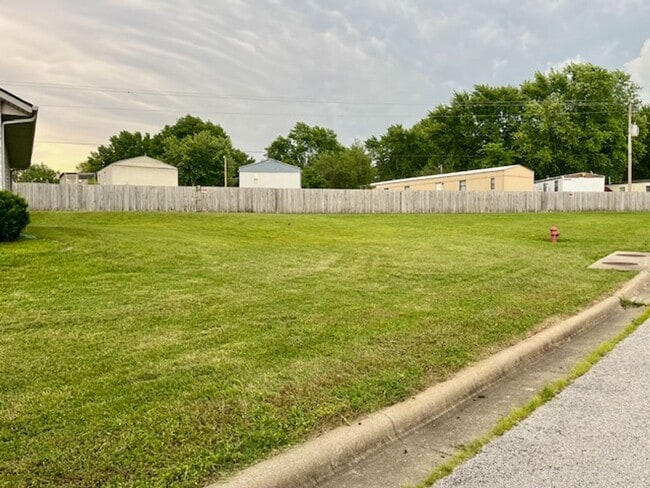 Building Photo - Great Nixa Location with Large Yard