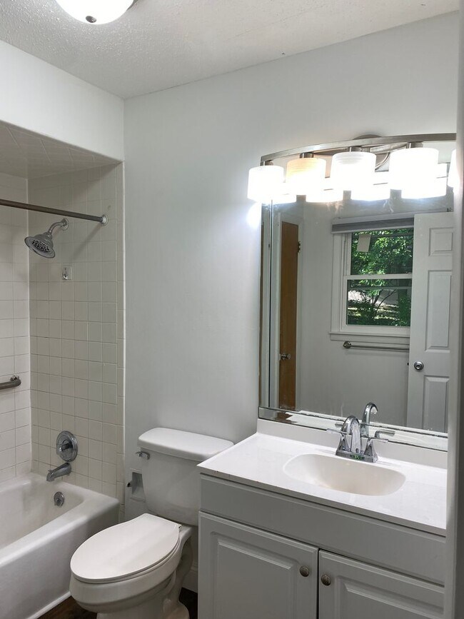 Building Photo - West side location 4br 2.5bth Finished Basement 2crg