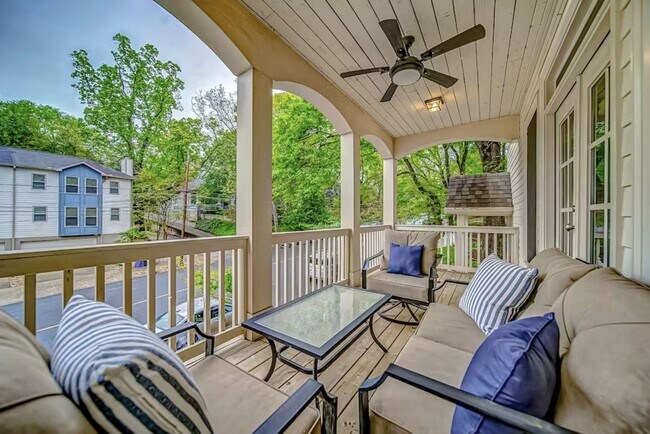 Building Photo - 739 Saint Charles Ave NE