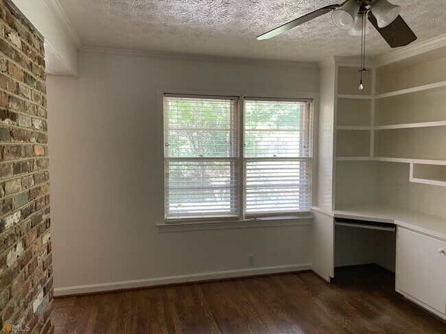 Building Photo - 2022 Woodbine Terrace NE