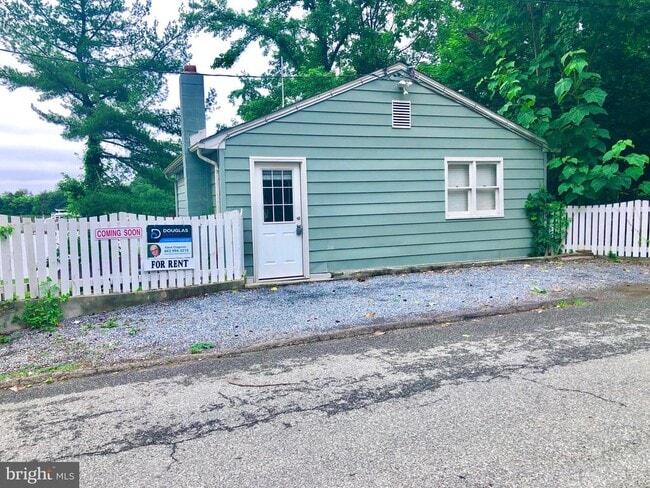 Building Photo - 332 Arbutus Dr