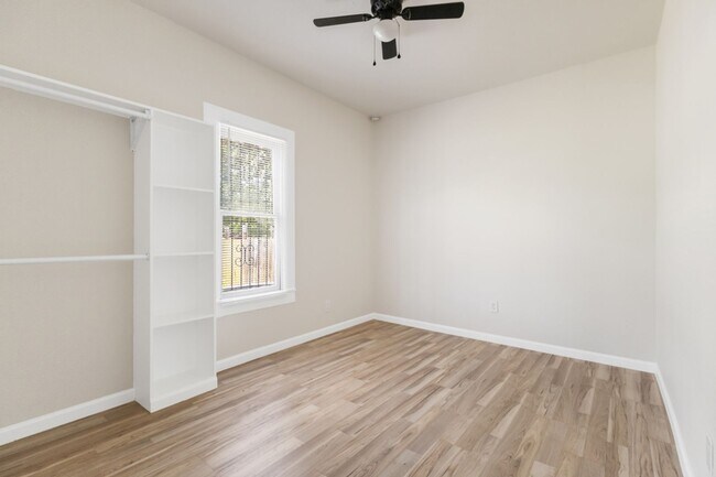 Building Photo - 1710 N Navidad St