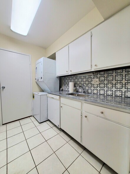 Building Photo - 6936 Hanover Pky