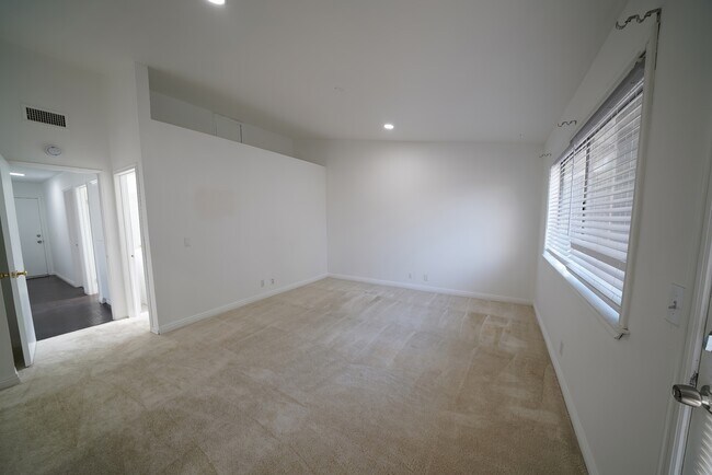 Building Photo - 27767 Crookshank Dr