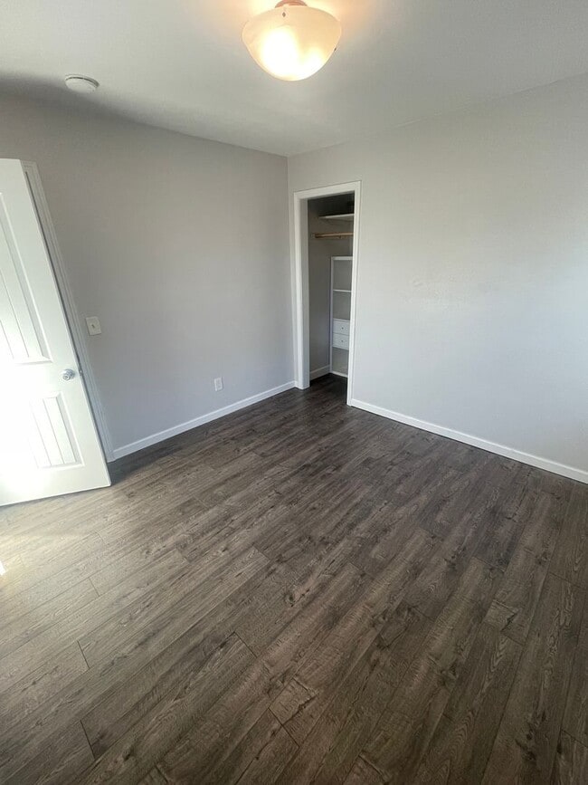 Building Photo - **MOVE IN SPECIAL!** Large 2 Bedroom with Bonus Space!