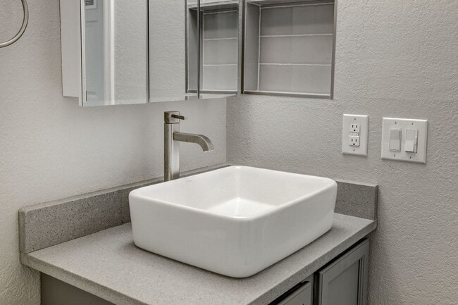 Building Photo - $1,750- 2 Bed 2 Bath Condo in Lakewood wit...