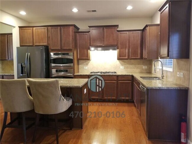 Building Photo - Beautiful 5BR/4BA Home in Just 5 Min from MALL OF GA