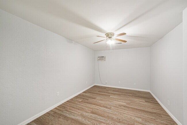 Building Photo - 9503 Dalmally St
