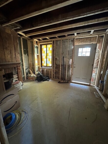 Building Photo - 914 Tyson St