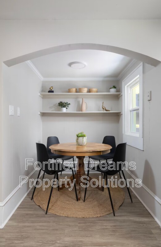 Building Photo - 913 Hutton St