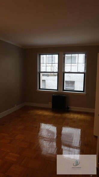 Building Photo - 1209 W Sherwin Ave