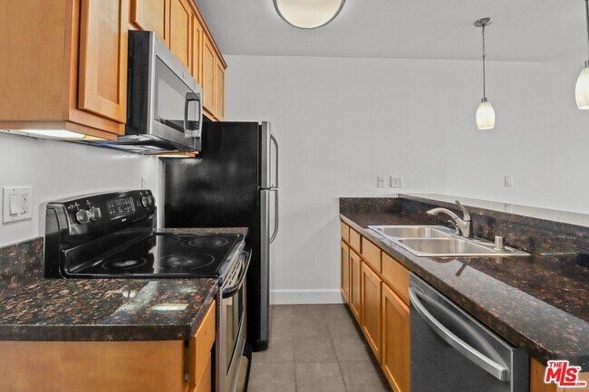 Building Photo - 10982 Roebling Ave