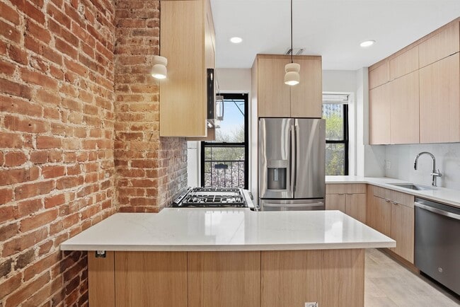 Building Photo - 233 1/2 Summit Ave