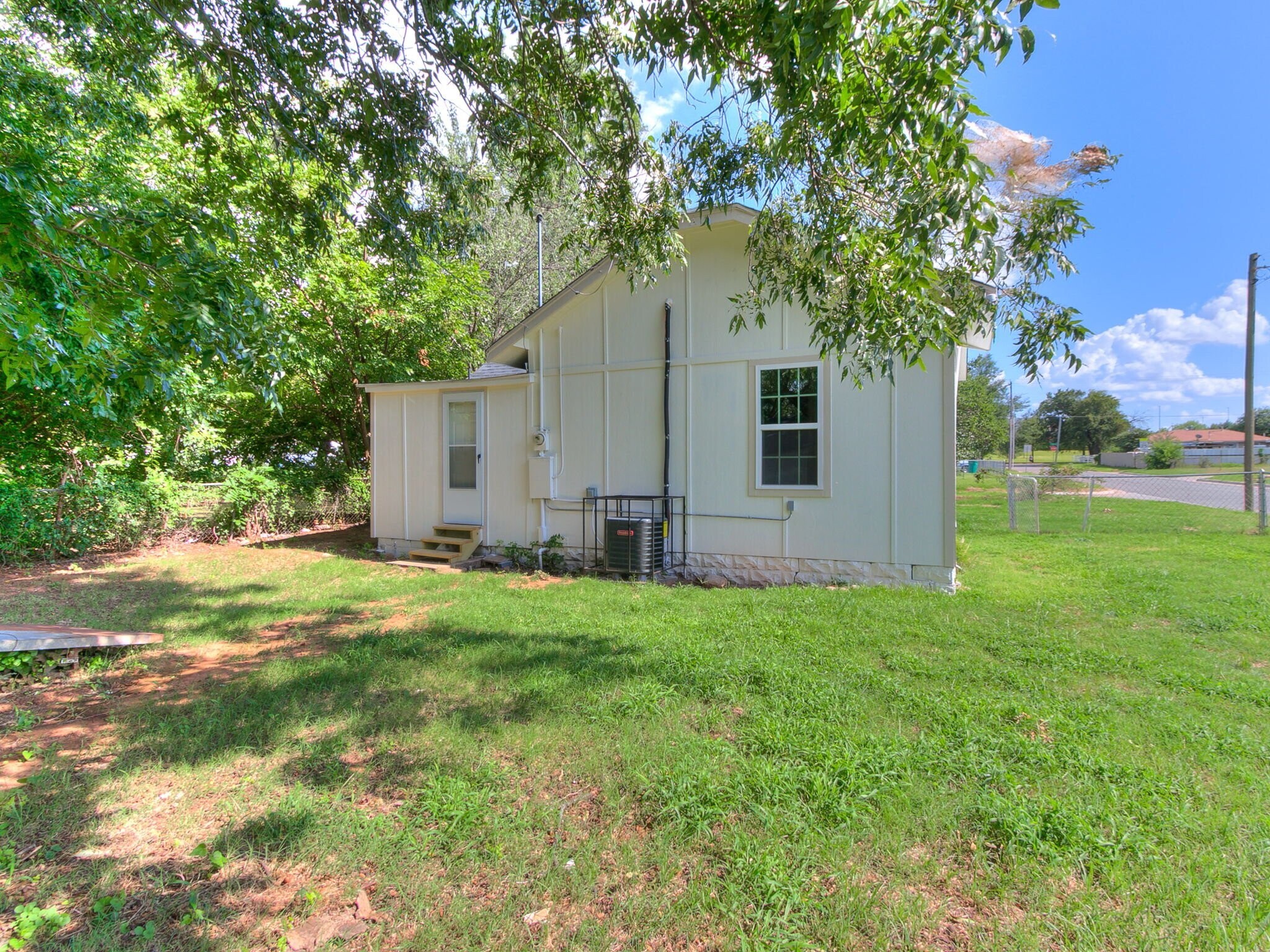 Building Photo - 601 SE 35th St
