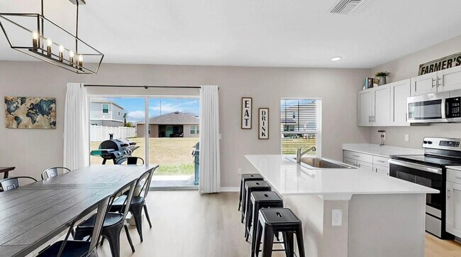 Building Photo - Spacious 5bed - With Amenities!