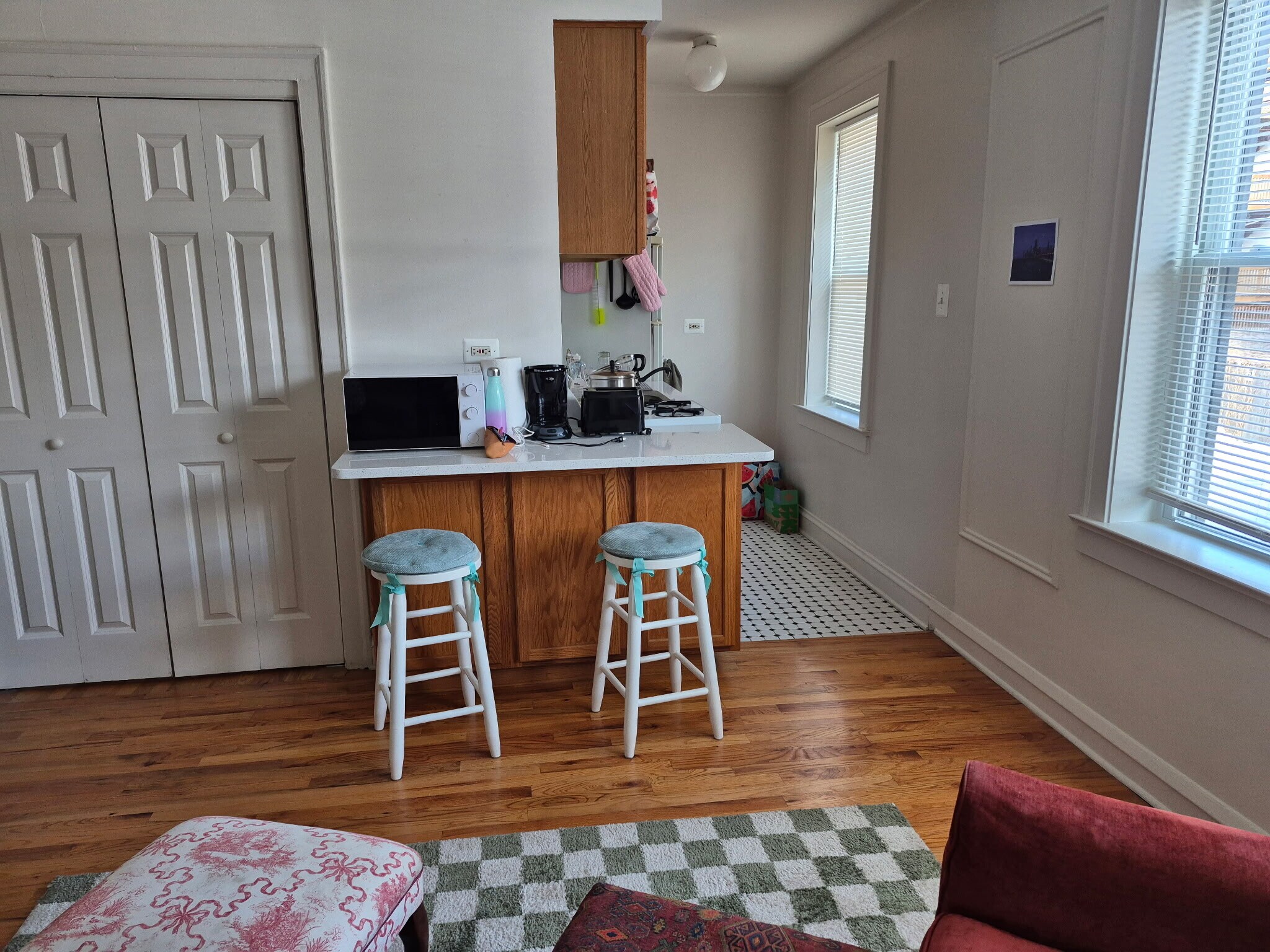 Large studio kitchen - 4531 Ashland N Ave