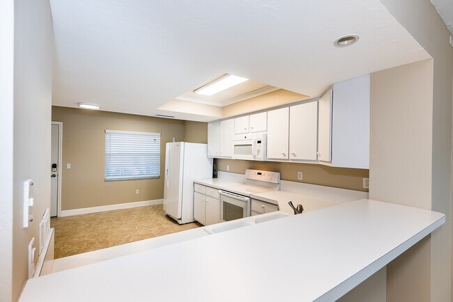 Building Photo - UPDATED GROUND FLOOR CONDO CLOSE TO 1-75