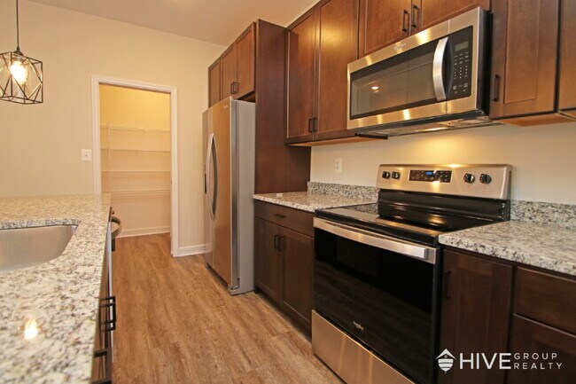 Building Photo - Beautiful End-Unit Townhouse with Pond Vie...