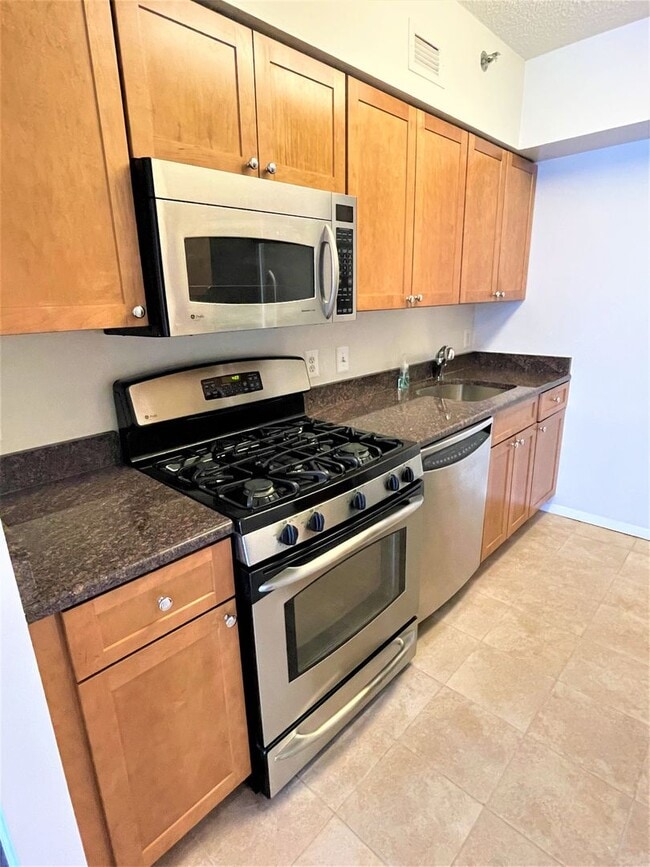 Building Photo - Large 2 Bedroom/1 Bath WITH PARKING