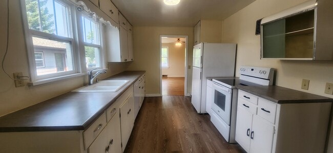 Building Photo - 405 S 12th Ave