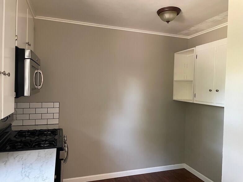 Kitchen has all stainless steal applicances - 1335 Dallas St