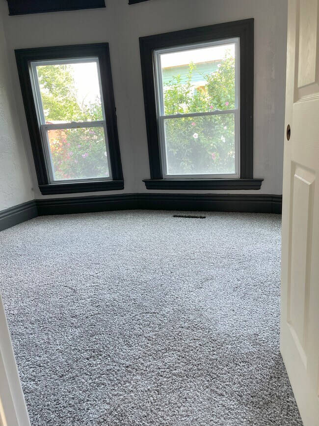 Building Photo - 407 E Center St