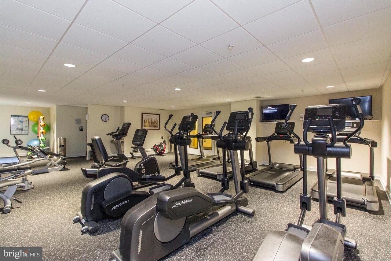 Building Photo - 300 W Elm St