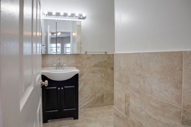 Building Photo - ???Newly Renovated MODERN 3BR and 1.5Bath ...