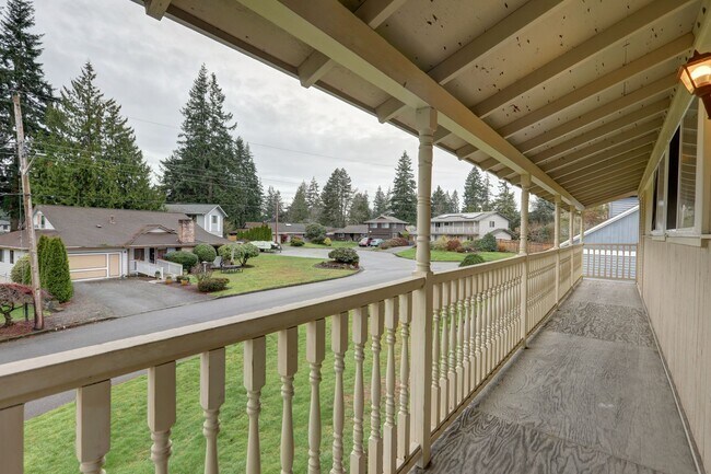 Building Photo - Bright spacious 4-bedroom 2.5 bath home in Bellevue
