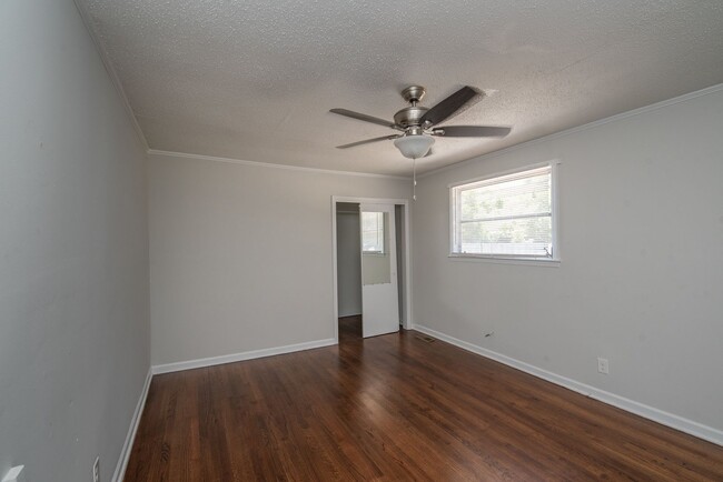 Building Photo - $1275 - 3 bed/1 bath, single-family home f...