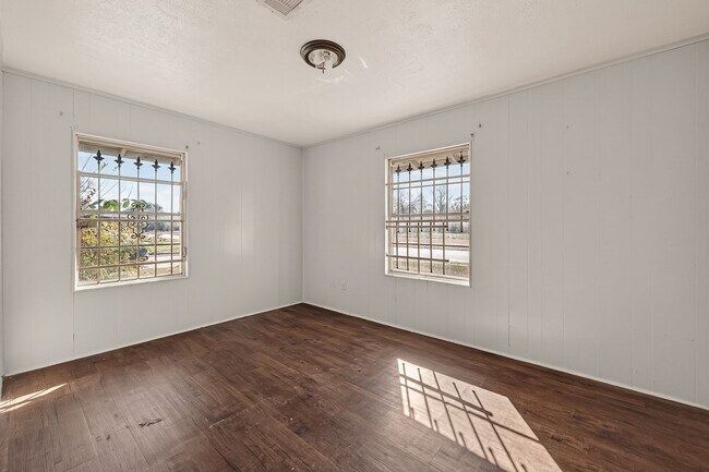 Building Photo - Affordable 4-Bedroom 2-Bathroom Convenient South Houston Home Near Medical Center & City Access